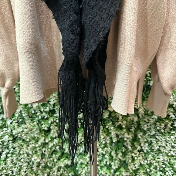Simple and classic black knit scarf with handkerchief hem and fringe - Picture 3 of 7